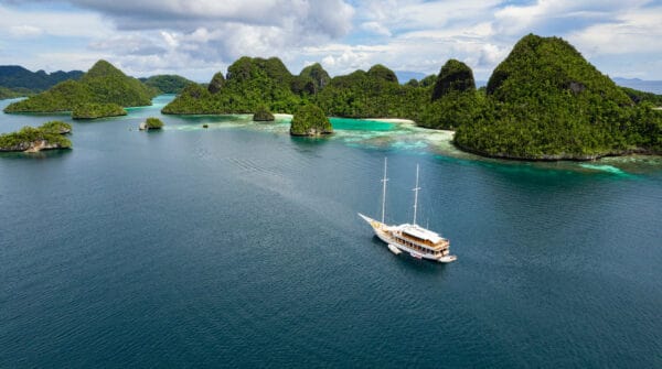 Indonesia luxury liveaboard cruise in Raja Ampat